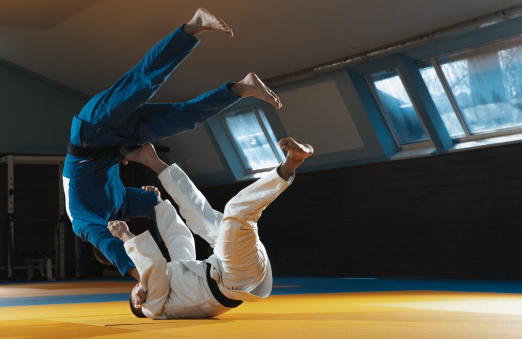 Jakub Jabłonka triumfuje na turnieju judo w Radomiu, zdobywając srebrny medal