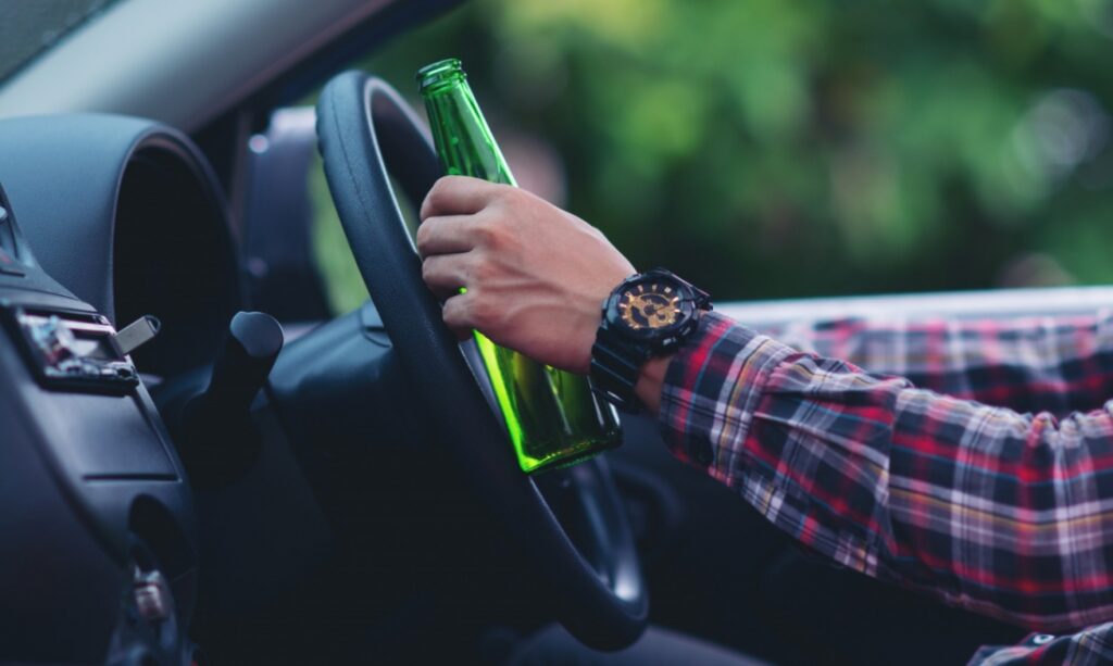 Niedzielne zdarzenie w Nowodworze-Piaskach: pijany kierowca bez prawka ucieka po kolizji